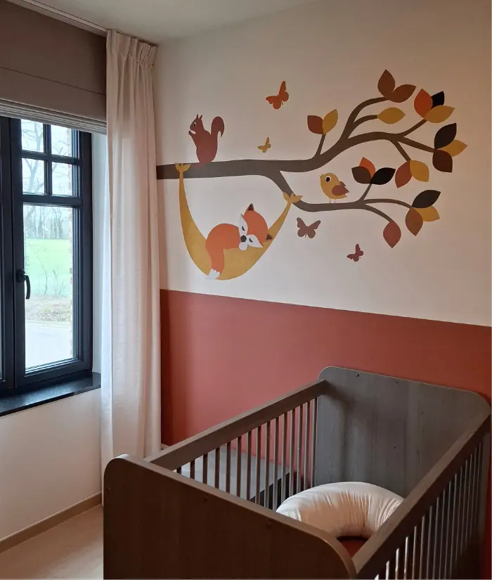 Terracotta babykamer met vosje in hangmat behangsticker
